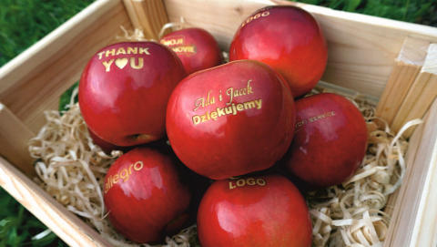 napisy na jabłkach